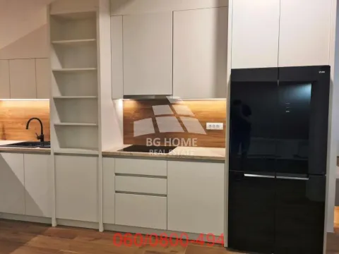Moderna kuhinja sa belim elementima i ugradnim frižiderom. - image 4