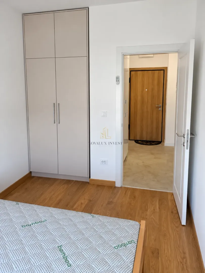 Bedroom with a built-in wardrobe and a view of the hallway and entrance door.