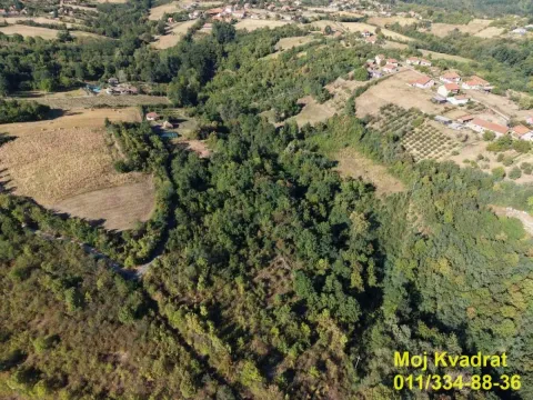 Pogled iz vazduha na šumovito zemljište i okolno seosko područje. - image 5
