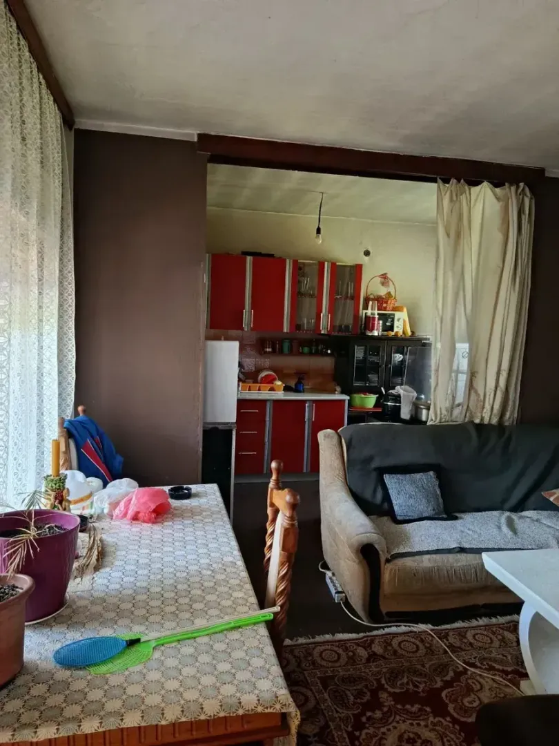 Dnevni boravak sa trpezarijom i pogledom na kuhinju.