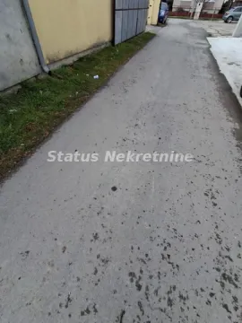 Asfaltirani prilaz i dvorište pored objekta. - image 12