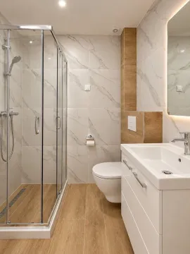 Moderno opremljeno kupatilo sa tuš kabinom i bijelim umivaonikom. - image 5