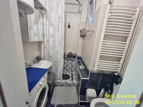 Manje kupatilo sa tuš kabinom, umivaonikom i veš mašinom. - image 15