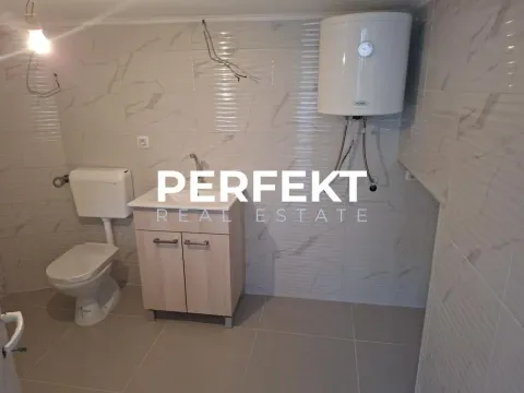 Manje kupatilo sa pločicama, umivaonikom, WC šoljom i bojlerom. - image 11