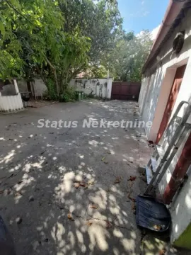 Dvorište kuće sa betoniranom površinom i zelenilom. - image 8