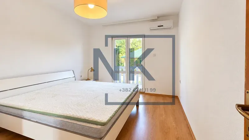 Bright bedroom with a double bed and access to the terrace.