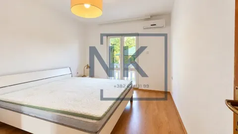 Bright bedroom with a double bed and access to the terrace. - image 10