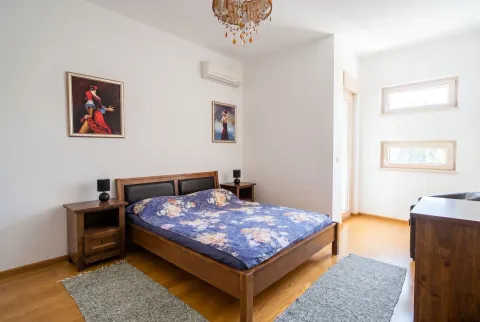 Svijetla spavaća soba sa bračnim krevetom i drvenim namještajem. - image 12