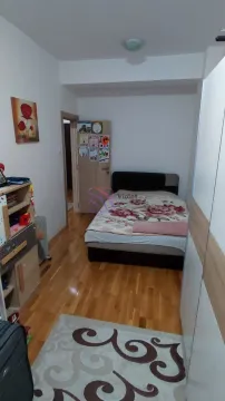 Namještena spavaća soba sa bračnim krevetom, ormarom i drvenim podom. - image 6