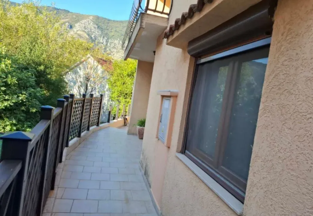 Izdavanje, kuća, 64m², Dobrota, Kotor
