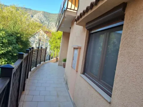 Izdavanje, kuća, 64m², Dobrota, Kotor