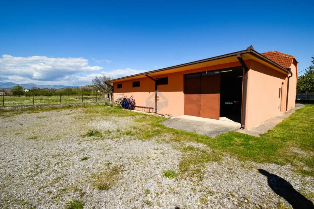 Izdavanje, poslovni prostor, 150m², Dahna, Podgorica