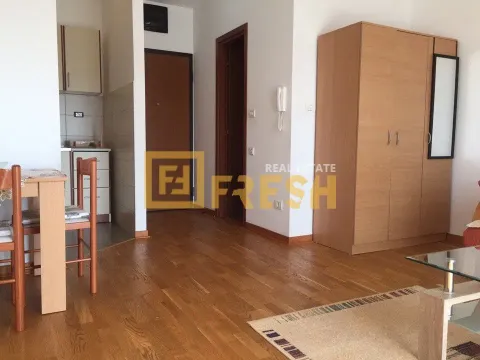 Pogled na dnevni boravak sa trpezarijom i dijelom kuhinje. - image 10