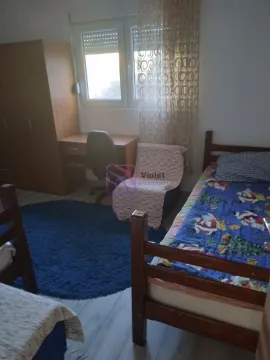 Spavaća soba sa krevetom, ormarom i radnim stolom. - image 7