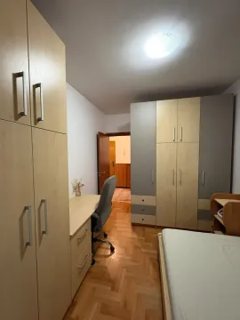 Namještena spavaća soba sa krevetom, radnim stolom i garderoberima. - image 3