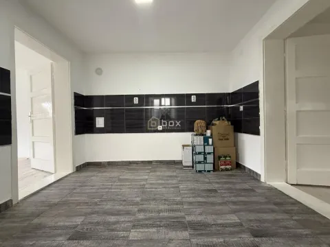 Prazna kuhinja sa keramičkim pločicama i kutijama za selidbu. - image 4