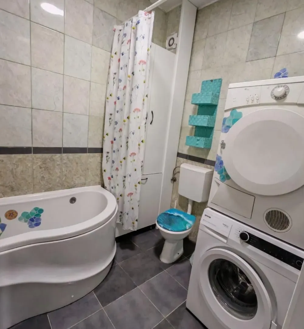 Izdavanje, četvorosoban stan, 120m², Petlovo Brdo, Beograd