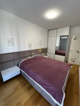 Namještena spavaća soba sa bračnim krevetom, plakarom i bijelim zidovima. - image 4