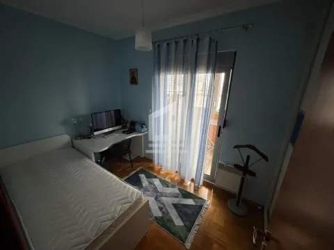 Manja spavaća soba sa krevetom, radnim stolom i izlazom na terasu. - image 7
