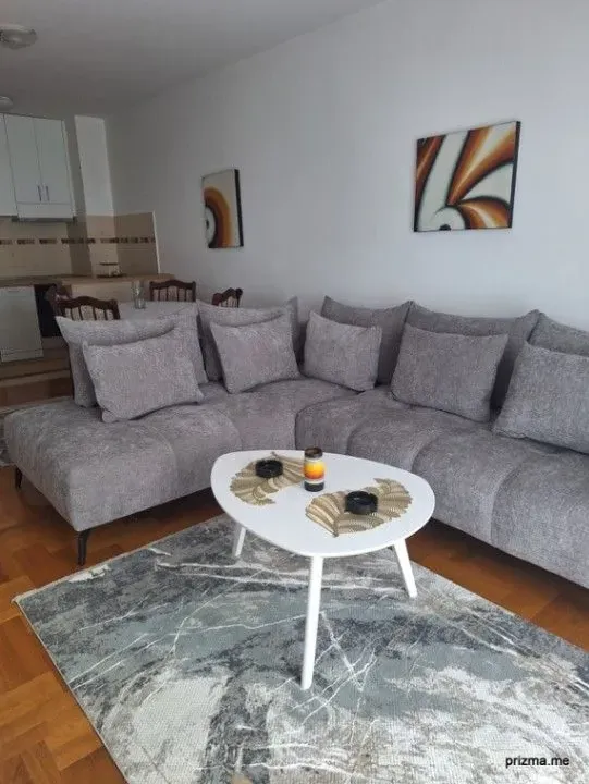 Izdavanje, dvosoban stan, 72m², Stari Aerodrom, Podgorica