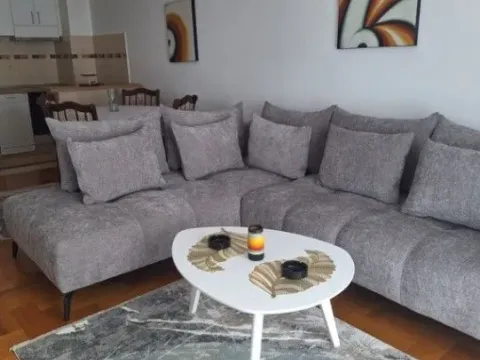 Izdavanje, dvosoban stan, 72m², Stari Aerodrom, Podgorica - image 1