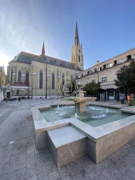 Pogled na trg sa fontanom i crkvom u blizini nekretnine. - image 6