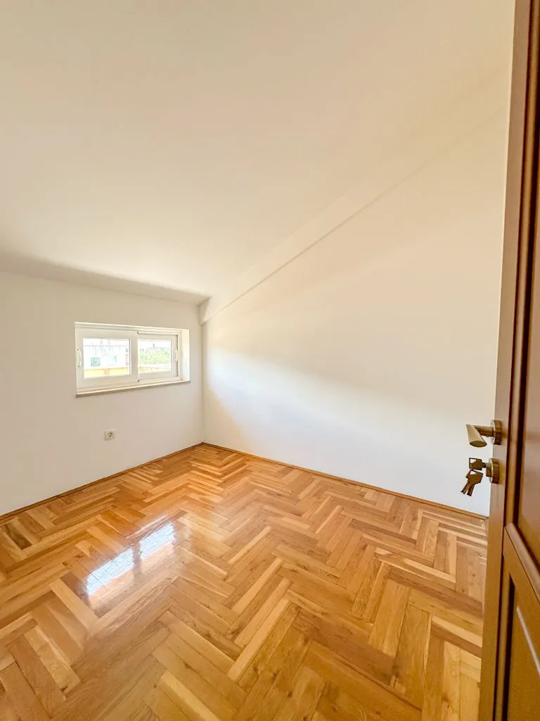 Izdavanje, trosoban stan, 137m², Stari Aerodrom, Podgorica