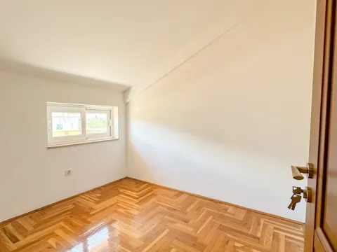 Izdavanje, trosoban stan, 137m², Stari Aerodrom, Podgorica - image 13