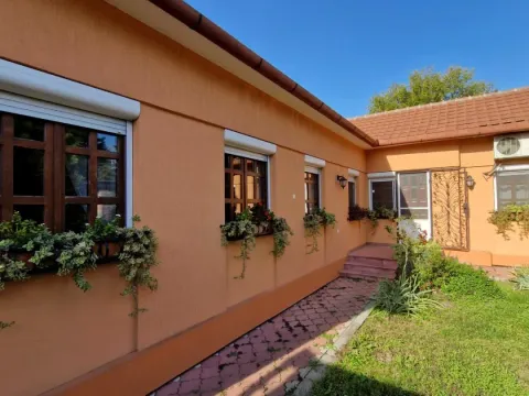 Prodaja, kuća, 213m², Centar, Zrenjanin - image 13