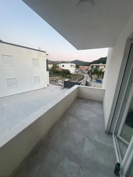 Izdavanje, kuća, 170m², Zaljevo, Bar - image 20