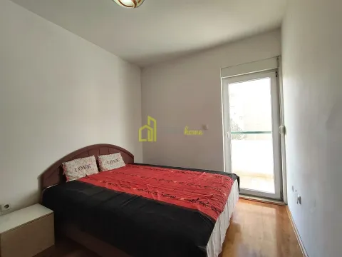 Spavaća soba sa bračnim krevetom i izlazom na terasu. - image 7