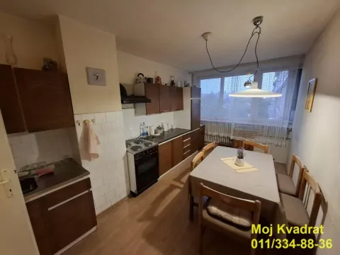 Kuhinja sa trpezarijom i drvenim elementima. - image 3