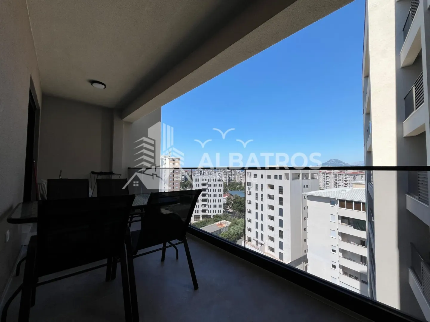 Izdavanje, jednosoban stan, 63m², Centar, Bar