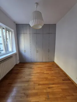 Prazna spavaća soba sa ugradnim ormanom i parketom. - image 11