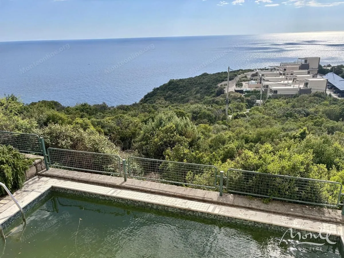 Pogled na more sa terase sa bazenom i zelenilom u okruženju.