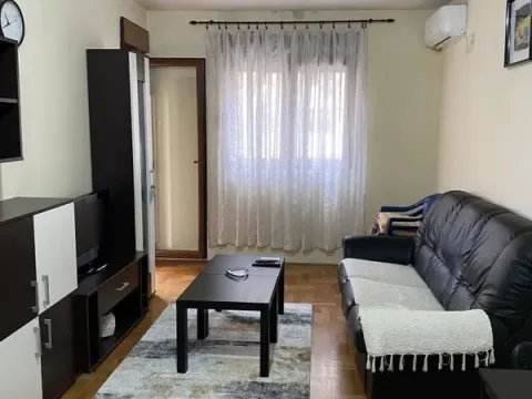 Izdavanje, jednosoban stan, 45m², Stari Aerodrom, Podgorica - image 1