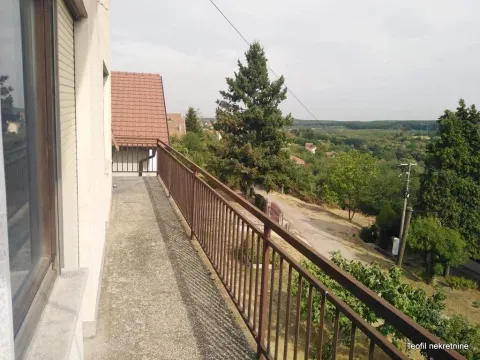Dugačak balkon sa metalnom ogradom i pogledom na prirodu i okolinu. - image 4