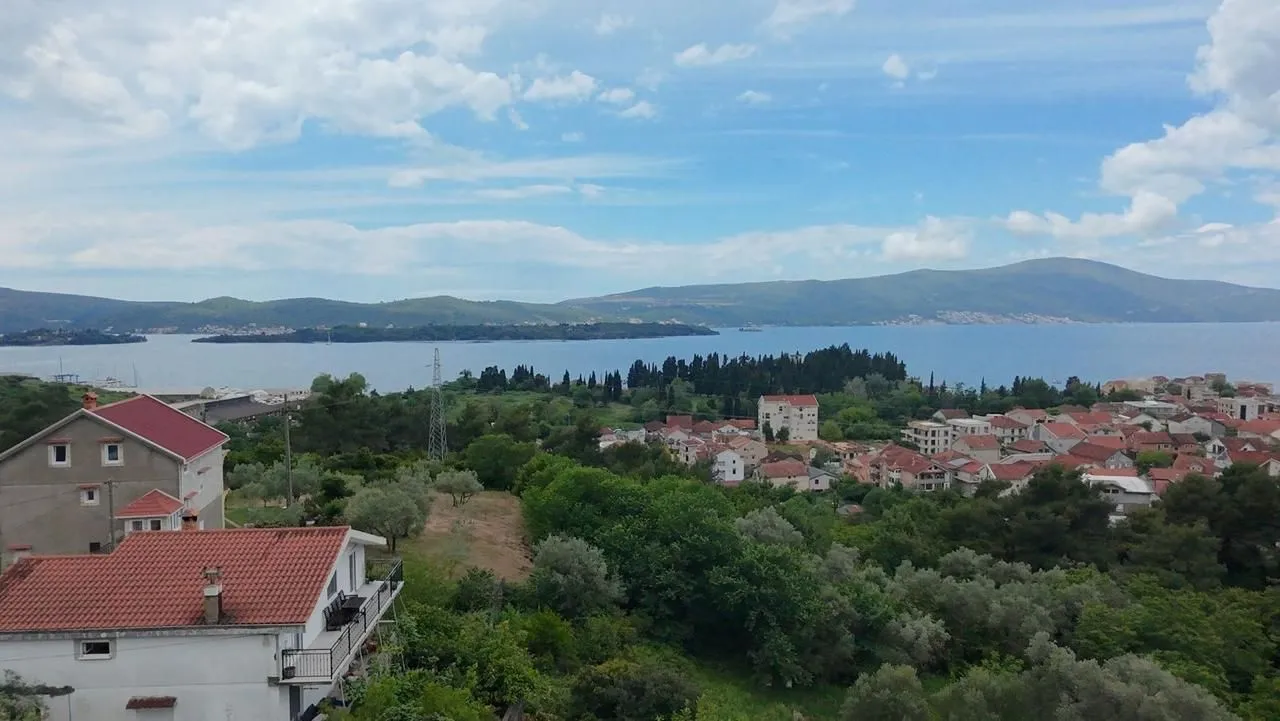 Pogled na more i okolno naselje sa terase.