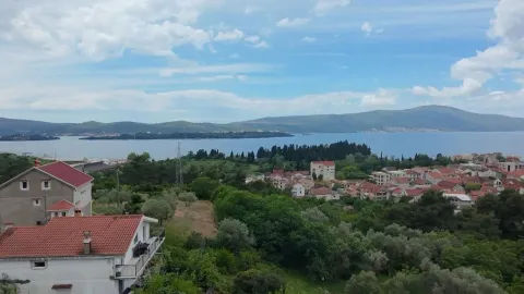Pogled na more i okolno naselje sa terase. - image 16