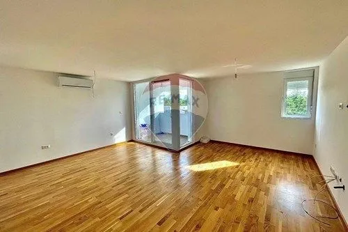 Prodaja, trosoban stan, 93m², Blok 9, Podgorica