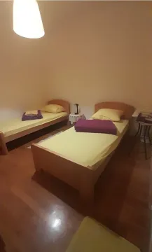 Jednostavno namještena spavaća soba sa dva singl kreveta. - image 3