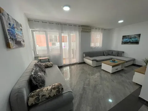 Spacious living room with a sofa set and access to the terrace. - image 2