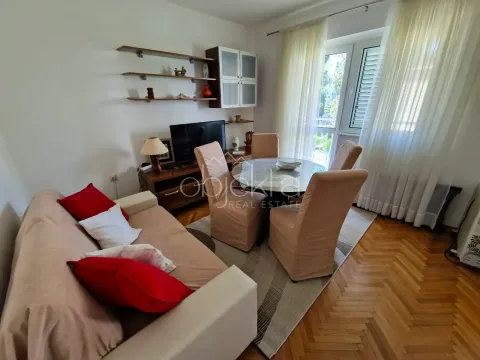 Dnevni boravak sa garniturom za sjedenje, trpezarijskim stolom i TV komodom. - image 10