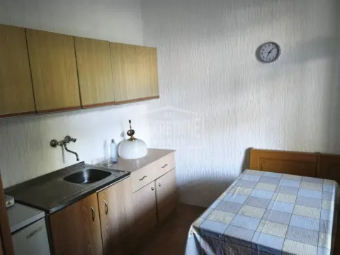 Manja kuhinja sa sudoperom, elementima i trpezarijskim stolom. - image 11