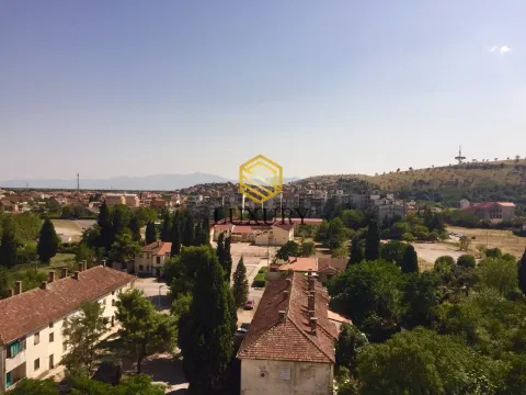 Pogled iz vazduha na naselje sa zelenilom. - image 2