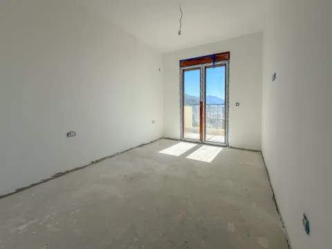 Prazna neuređena prostorija sa balkonskim vratima i pogledom na planine. - image 13