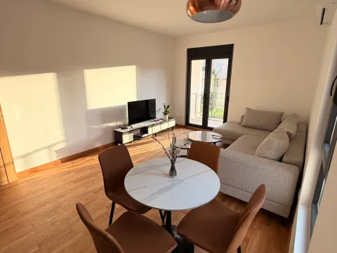 Izdavanje, dvosoban stan, 61m², Tološi, Podgorica - image 6
