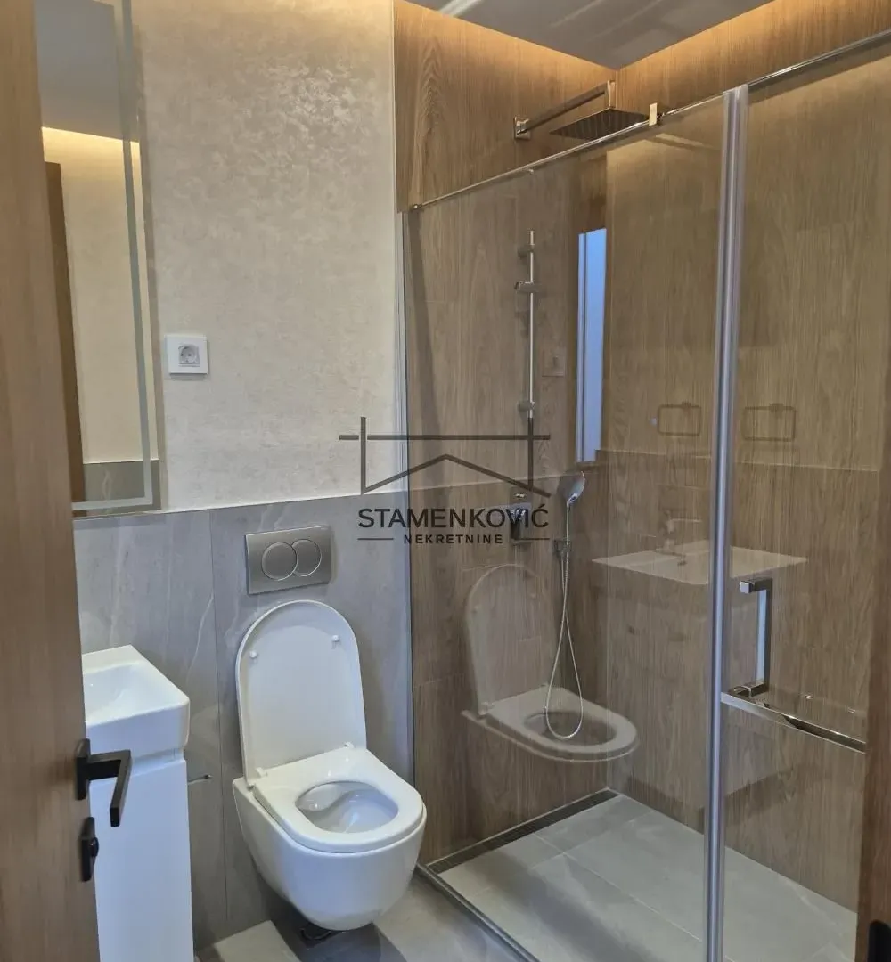 Izdavanje, četvorosoban stan, 95m², Adamovićevo Naselje, Novi Sad Sve Podlokacije