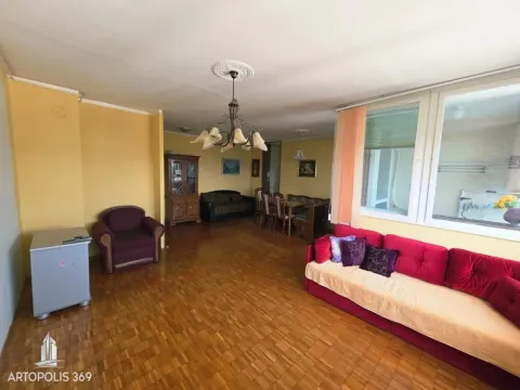 Prostrana dnevna soba sa garniturom, trpezarijskim stolom i parketom na podu. - image 15