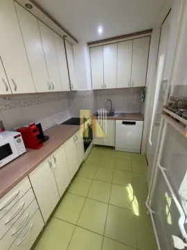 Manja kuhinja sa svetlim elementima i ugrađenim uređajima. - image 7